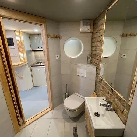 Lavender Circus Hand Drawn Appartement