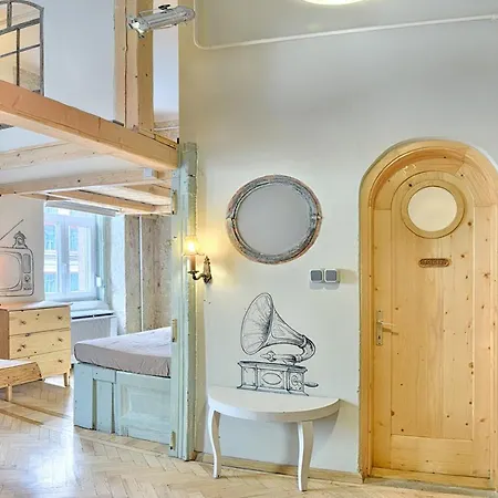 Lavender Circus Hand Drawn Appartement