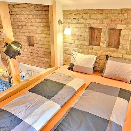 Lavender Circus Hand Drawn Appartement *