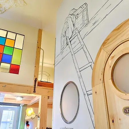 Lavender Circus Hand Drawn Appartement