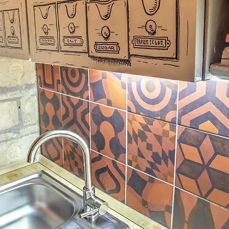 Appartement Lavender Circus Hand Drawn *