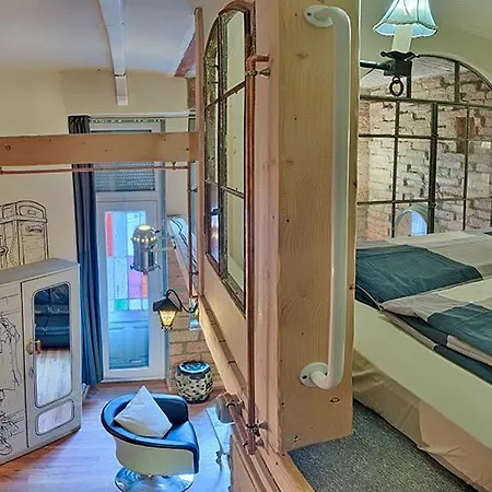 Lavender Circus Hand Drawn Appartement *