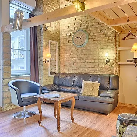 Lavender Circus Hand Drawn * ブダペスト