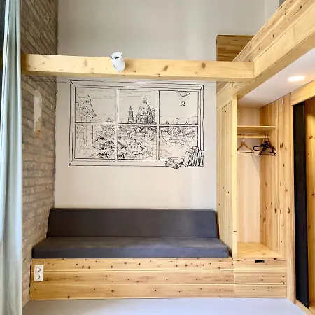 Appartement Lavender Circus Hand Drawn Boedapest
