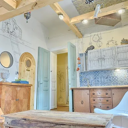 Lavender Circus Hand Drawn Appartement