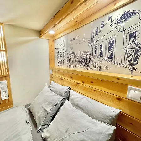 Lavender Circus Hand Drawn Appartement Boedapest