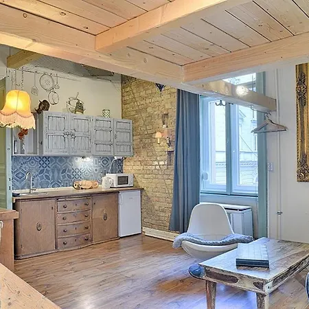 Lavender Circus Hand Drawn Appartement Boedapest