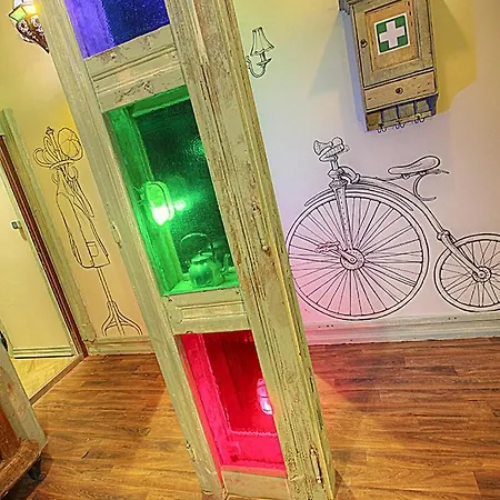 Lavender Circus Hand Drawn Appartement *