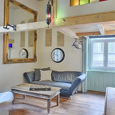 Lavender Circus Hand Drawn Appartement Boedapest